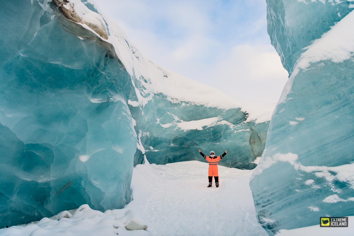 雪地摩托与冰洞团 - 朗格冰川